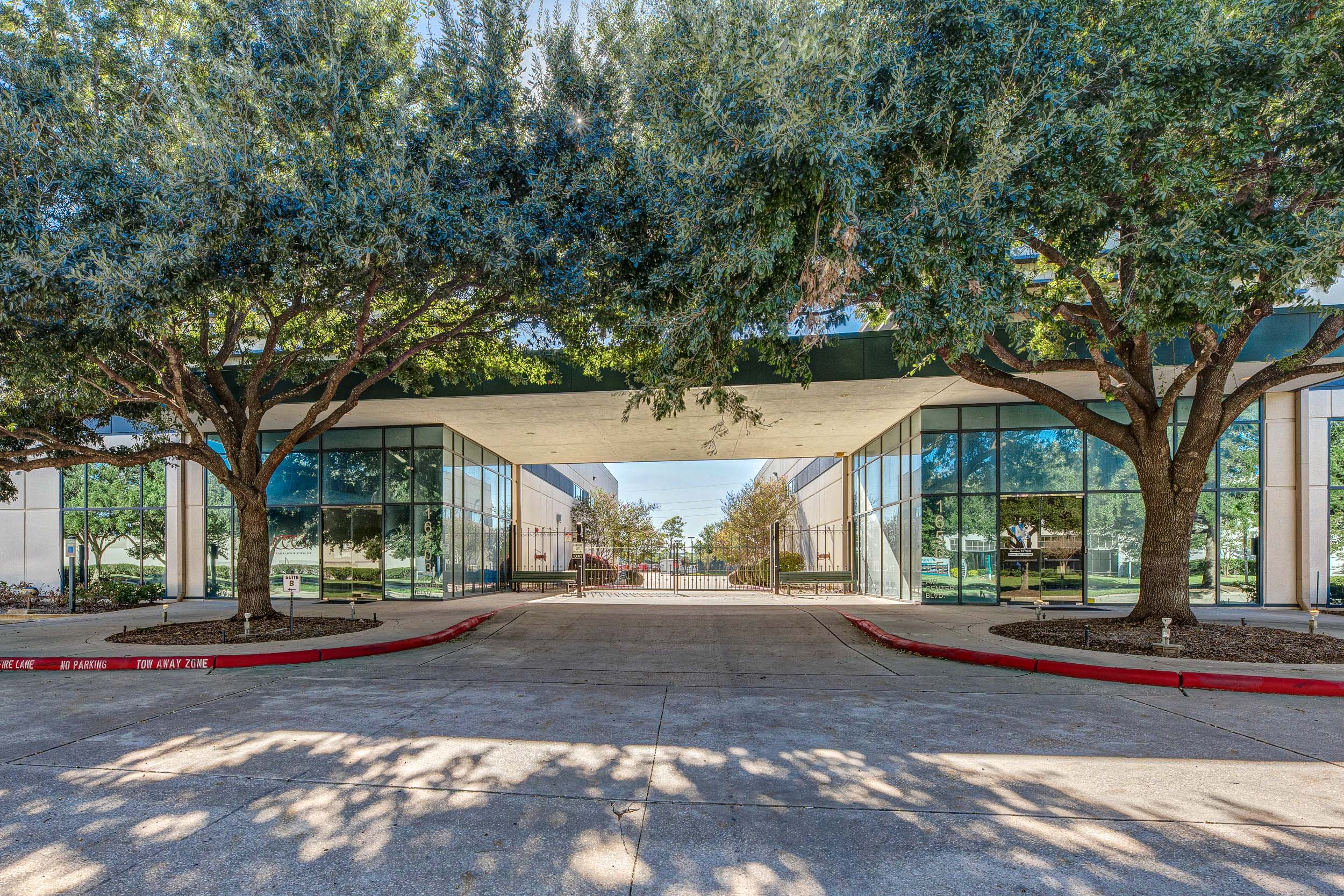 16503 Air Center Blvd, Entire Building