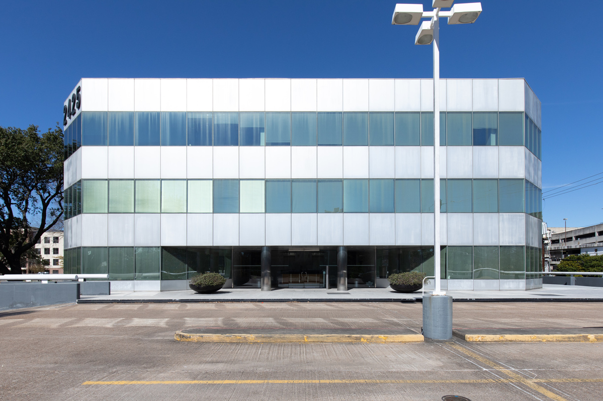 2425 Fountain View Dr, Entire Building